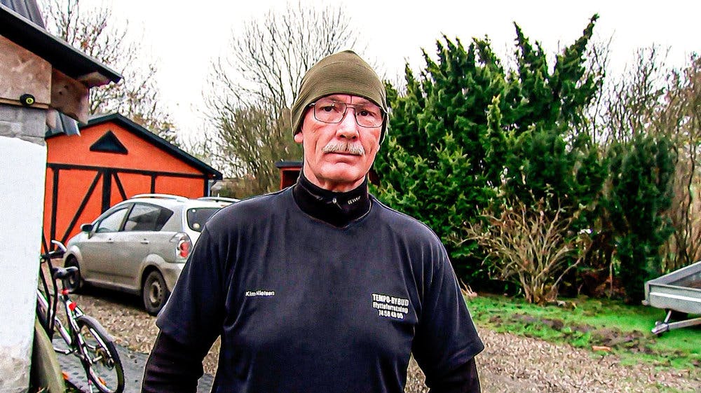 Kim Nielsen har en 44 år gammel motorcykel, som ikke kan køre, så han skippede forsikringen. Det var en fejl, som stod til at koste ham 252.500 kroner. Nu slipper han.