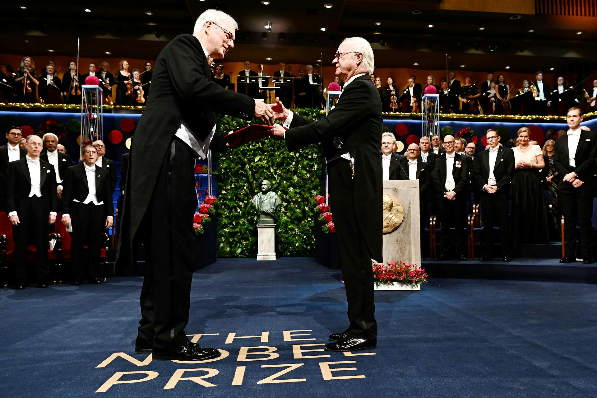 Morten Meldal får overrakt nobelprisen i kemi af Kong Carl Gustaf. nbsp;