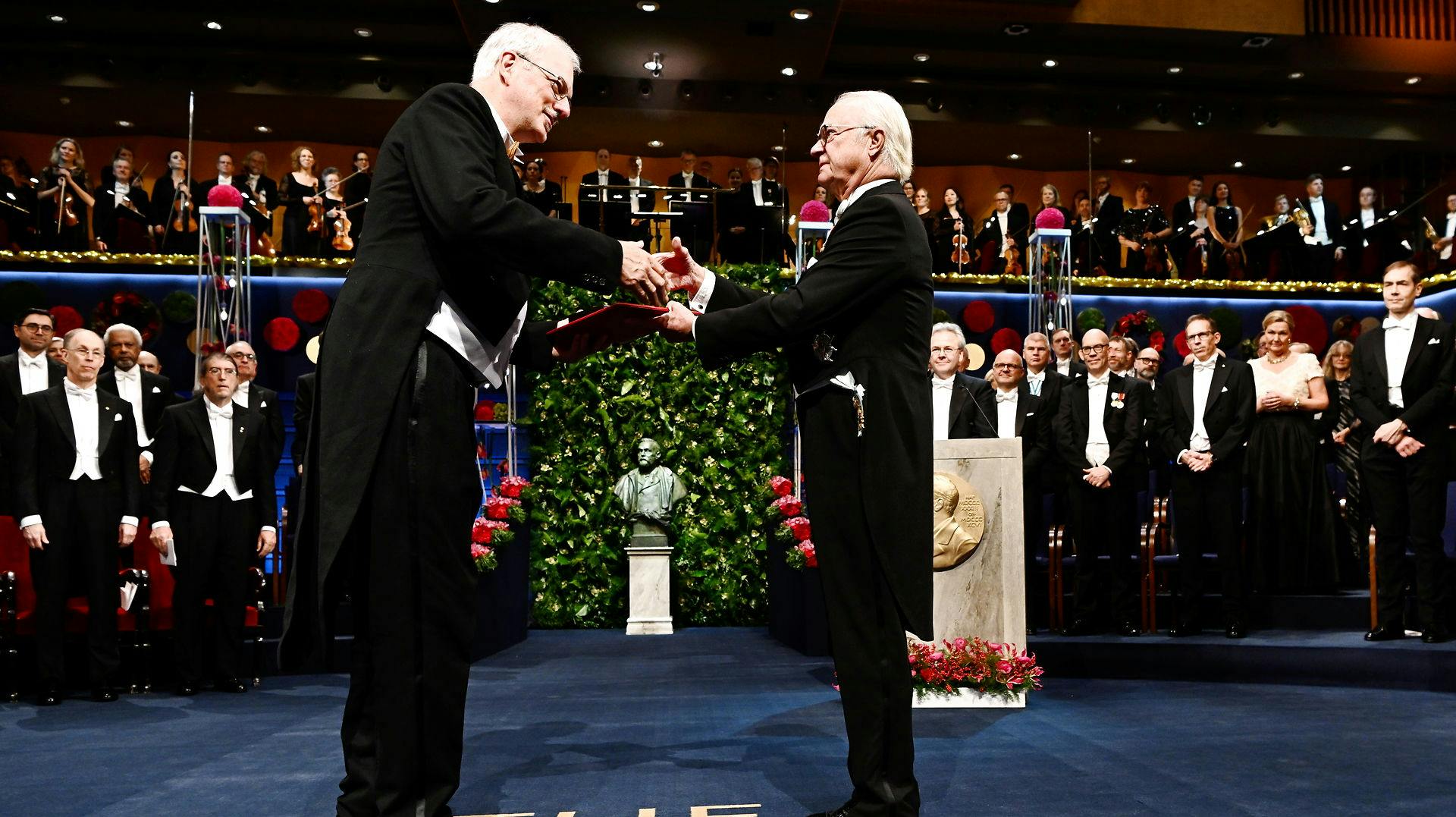 Morten Meldal får overrakt nobelprisen i kemi af Kong Carl Gustaf. nbsp;