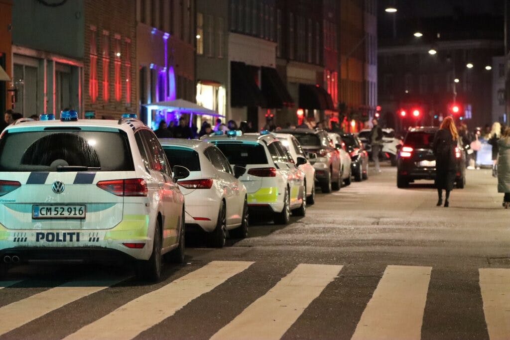 Politiet mødte talstærkt op - og de havde forinden "fået lov" til at gennemføre ransagningen af en dommer, da der er tale om en særdeles alvorlig mistanke.