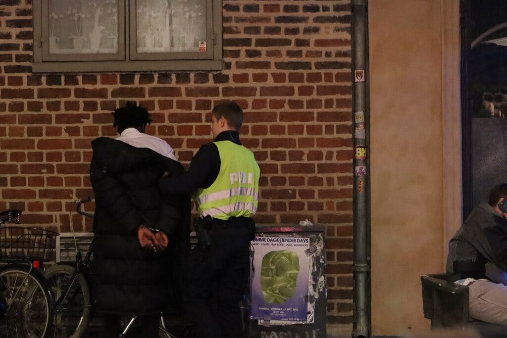 Her er politiet i gang med en af anholdelserne ved kendisklubben.