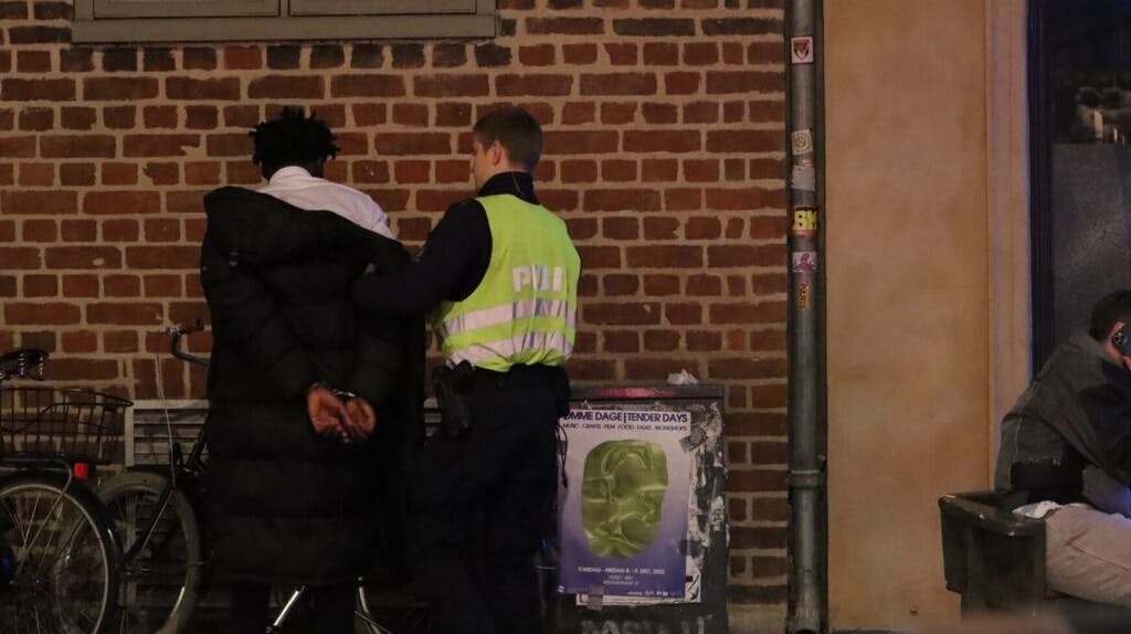 Her er politiet i gang med en af anholdelserne ved kendisklubben.