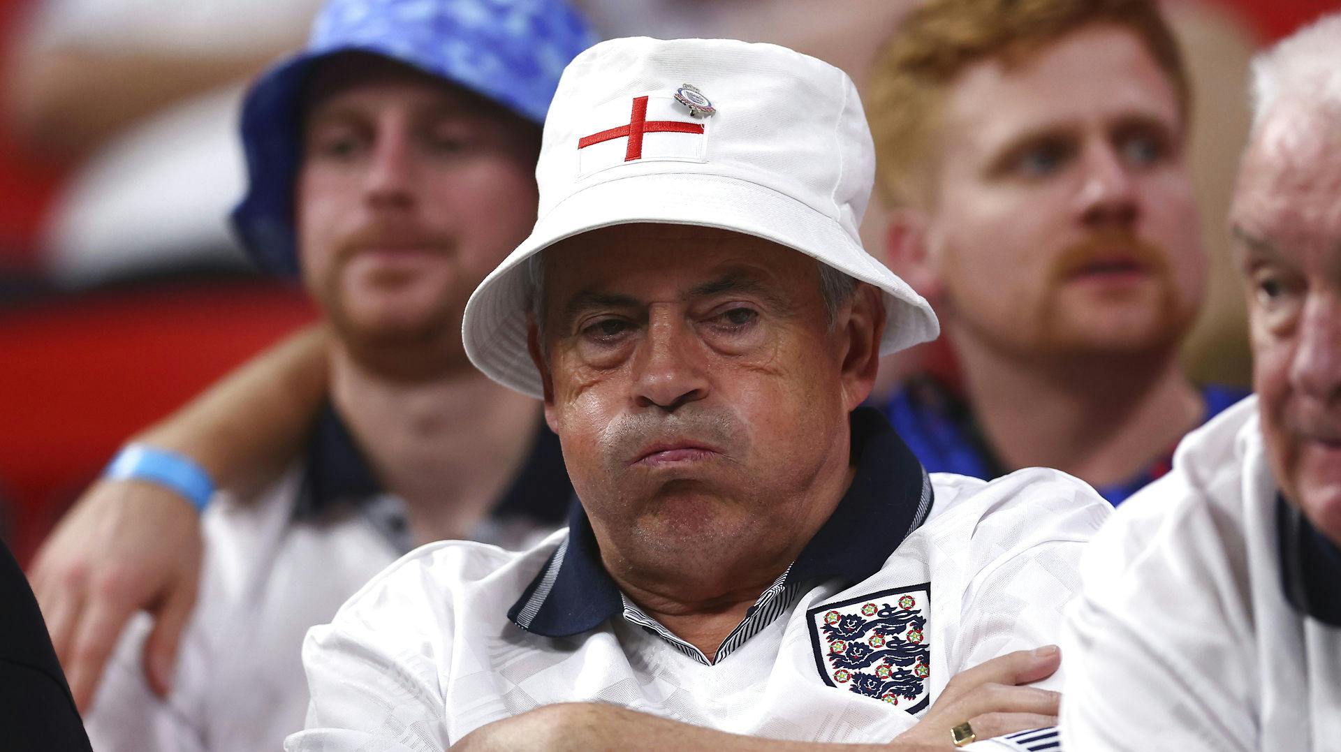 En engelsk fan puster ud efter lørdagens nederlag til Frankrig. 