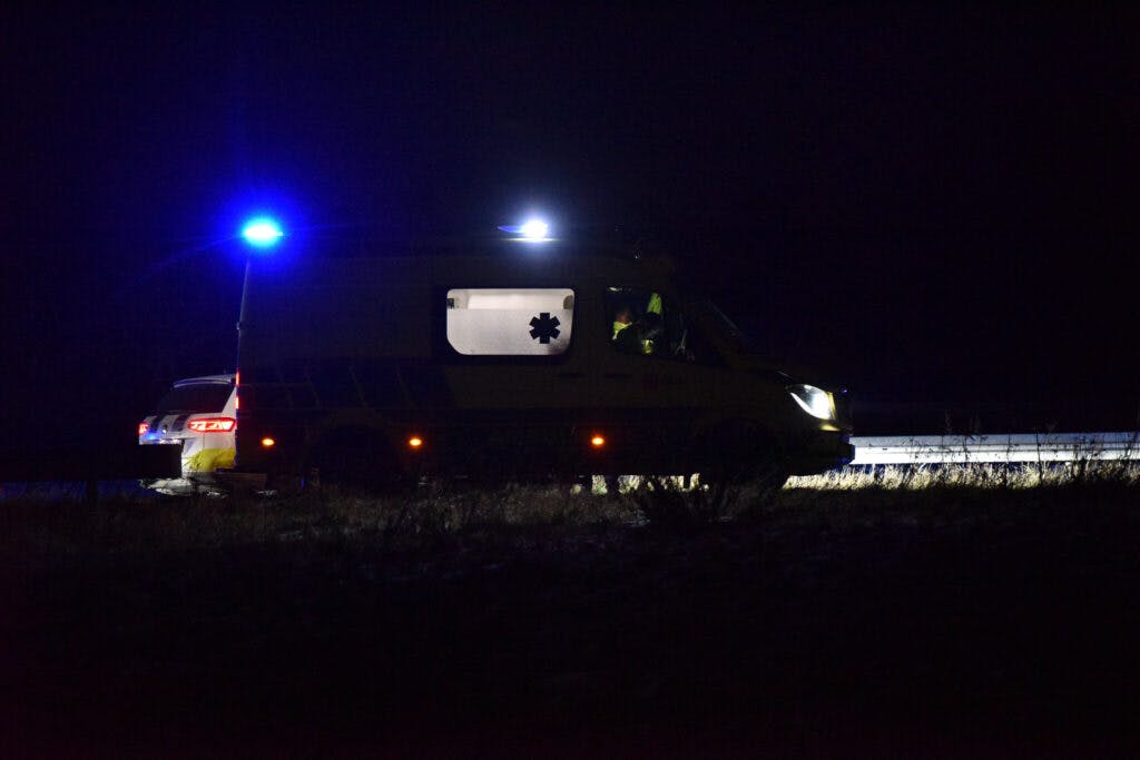 En mand, der blev påkørt og dræbt på motorvejen ved Nr. Alslev på Falster, havde været under transport i en ambulance, da ulykken skete.