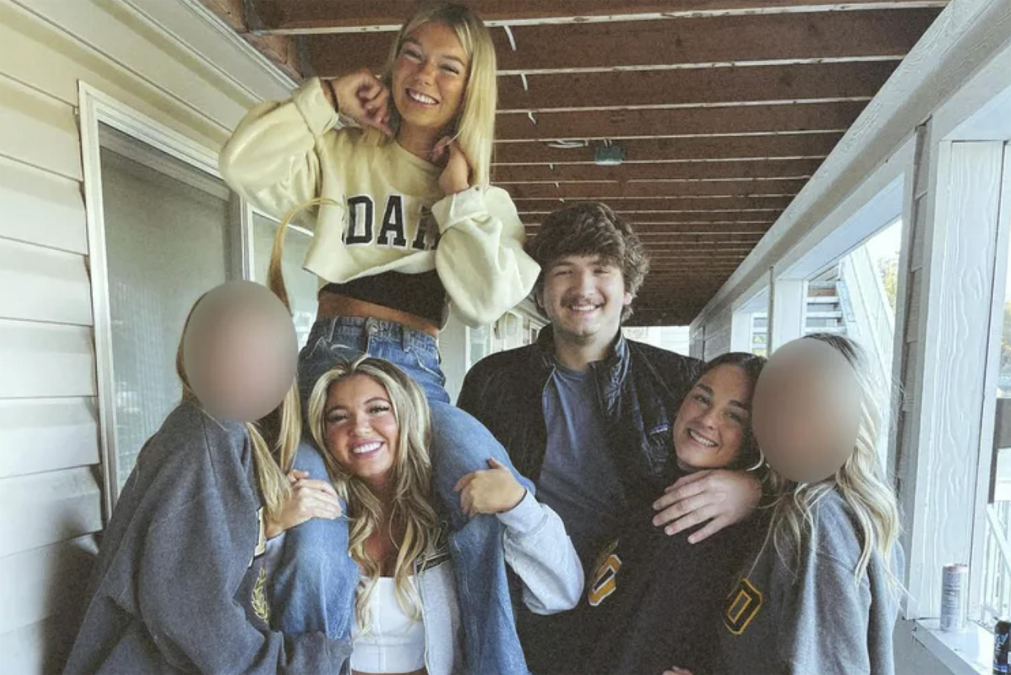 Kaylee Goncalves, 21, (tv.), Madison Mogen, 21, (på Kaylees skuldre), Ethan Chapin, 20, og Xana Kernodle, 20, (th.) blev alle stukket ihjel af en gal morder. Politiet formoder, at drabene skete mellem klokken 3 og 4 natten til 13. november.