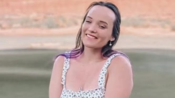 Jenna bliver kaldt barnlig, fordi hun som 23-årig stadig ringer til sin mor og far hver dag. nbsp;