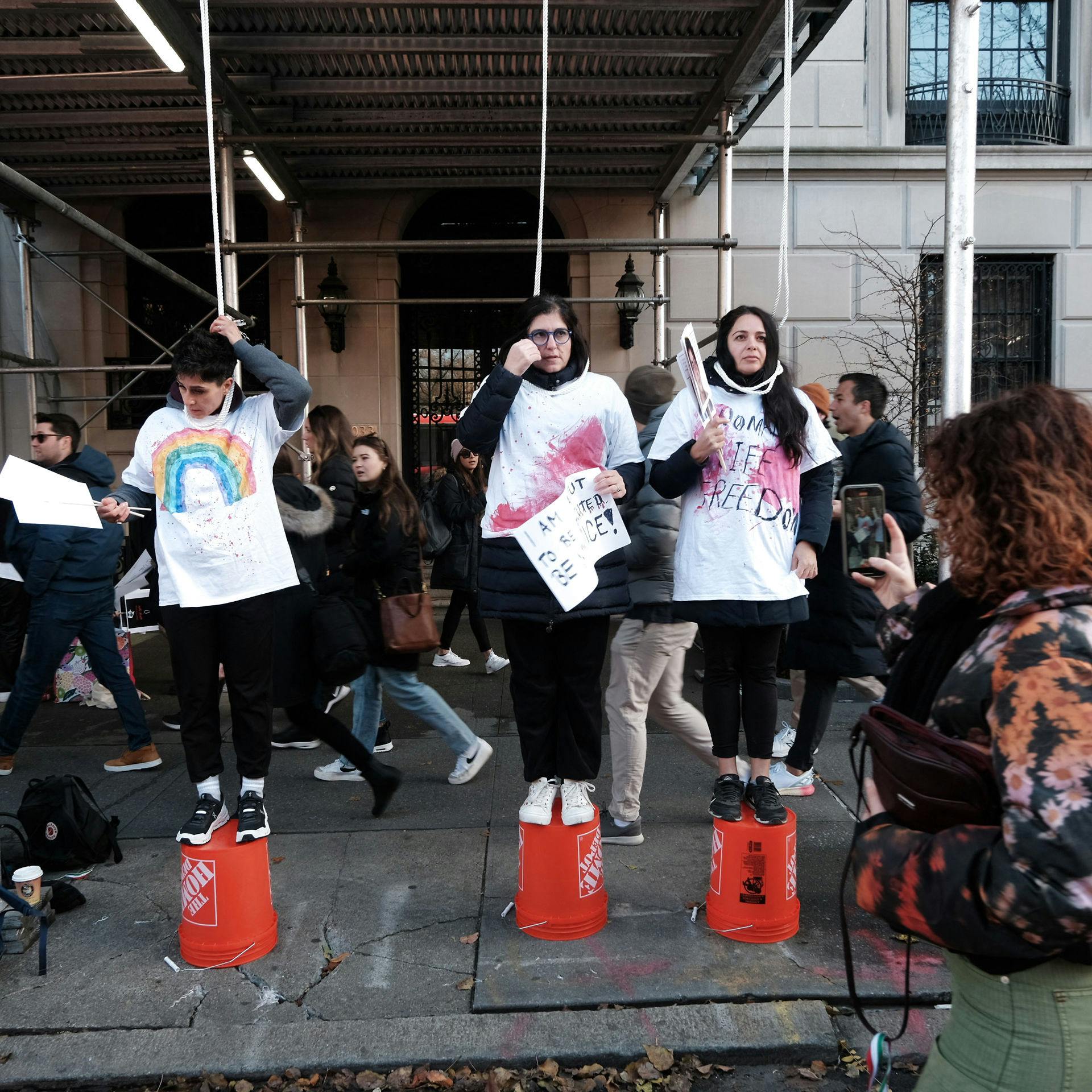 Irans brutale behandling af demonstranter har udløst protester verden over. Her er vi i New York foran en ejendom, som huser flere iranske diplomater.