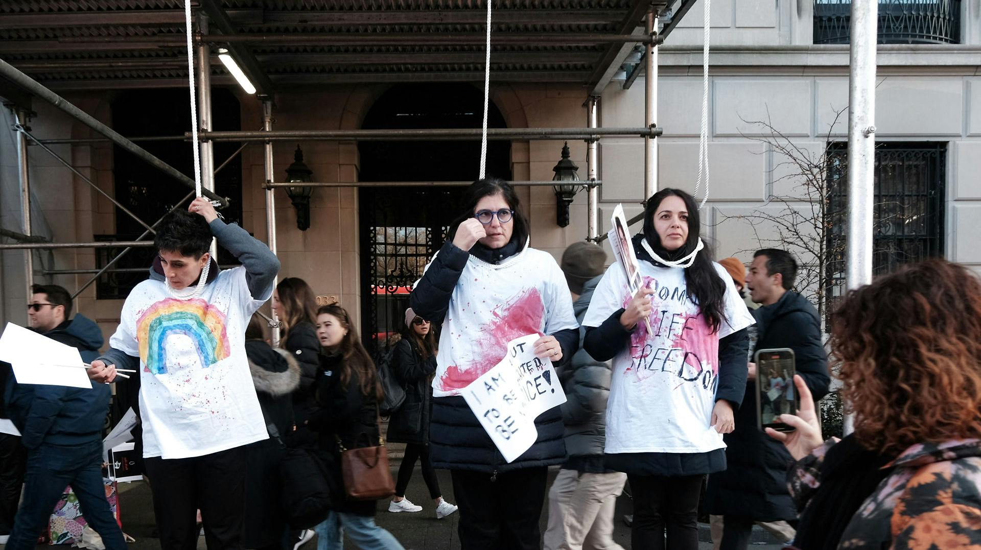 Irans brutale behandling af demonstranter har udløst protester verden over. Her er vi i New York foran en ejendom, som huser flere iranske diplomater.