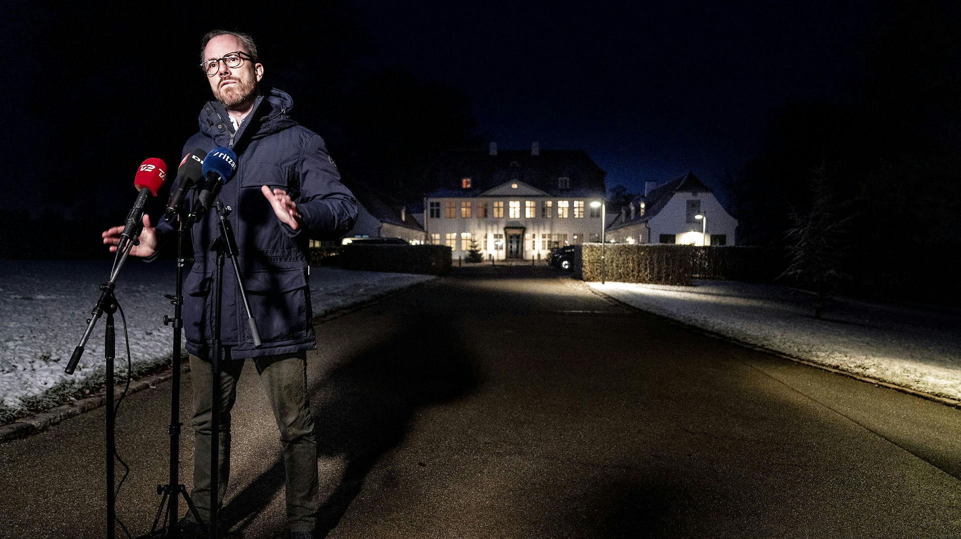 Har Venstres formand Jakob Ellemann-Jensen baglandet med sig, når han bøjer sig så dybt for Mette Frederiksen, at alle løfter om advokatundersøgelser og kulegravninger tilsyneladende er glemt? Det findet han og resten af Danmark ud af senere i dag.