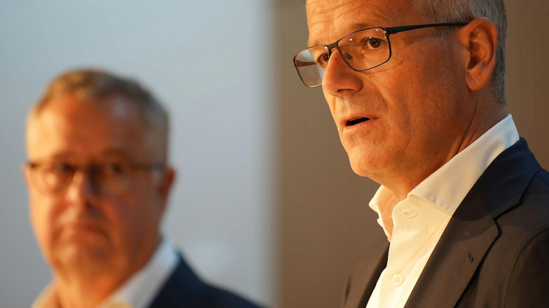 Vincent Clerc (t.h.) overtager nu posten som øverste chef for Mærsk efter Søren Skou (t.h. i baggrunden).