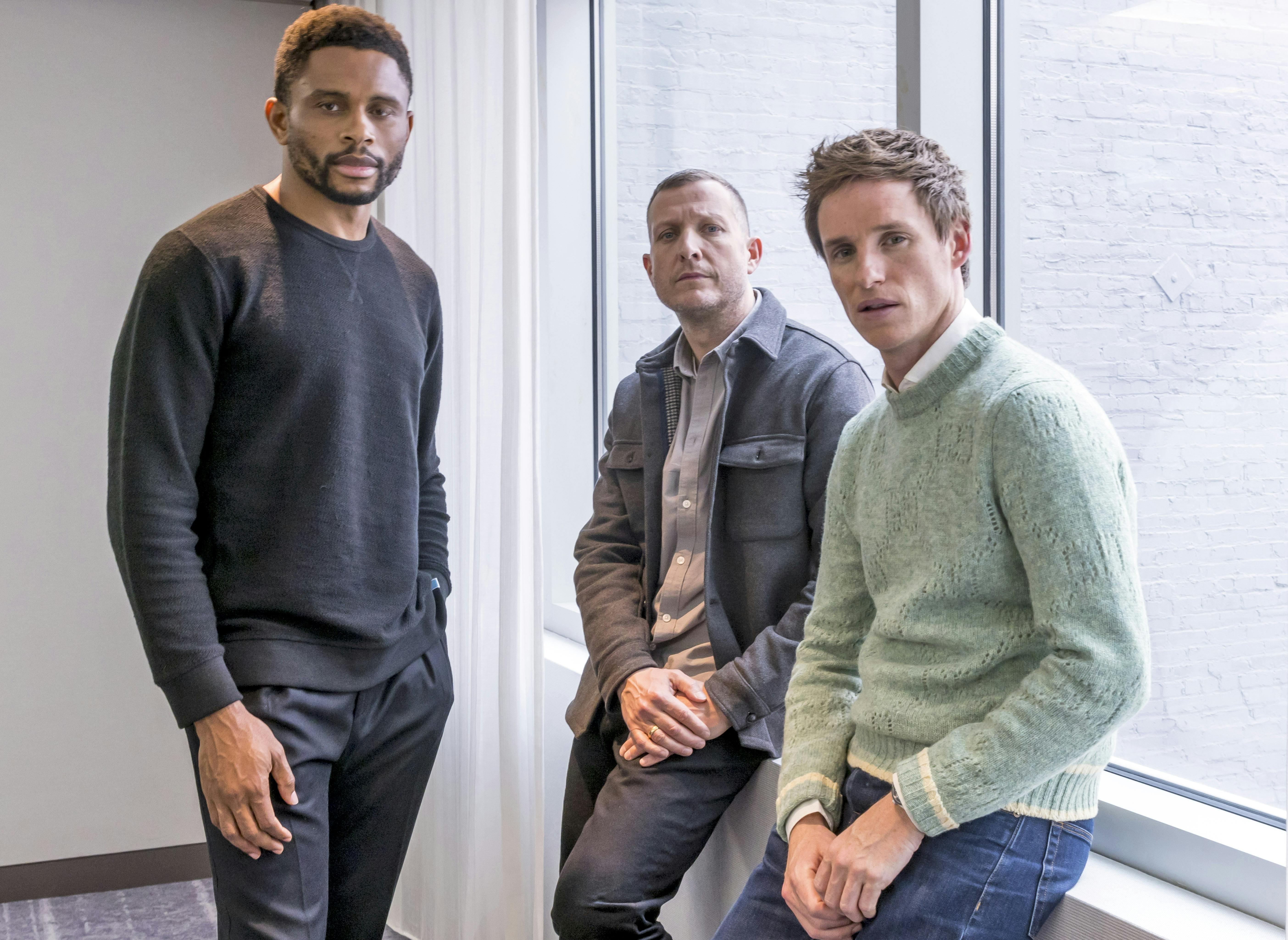 Her ses Eddie Redmayne (til højre) med Nnamdi Asomugha (til venstre) og instruktør Tobias Lindholm.