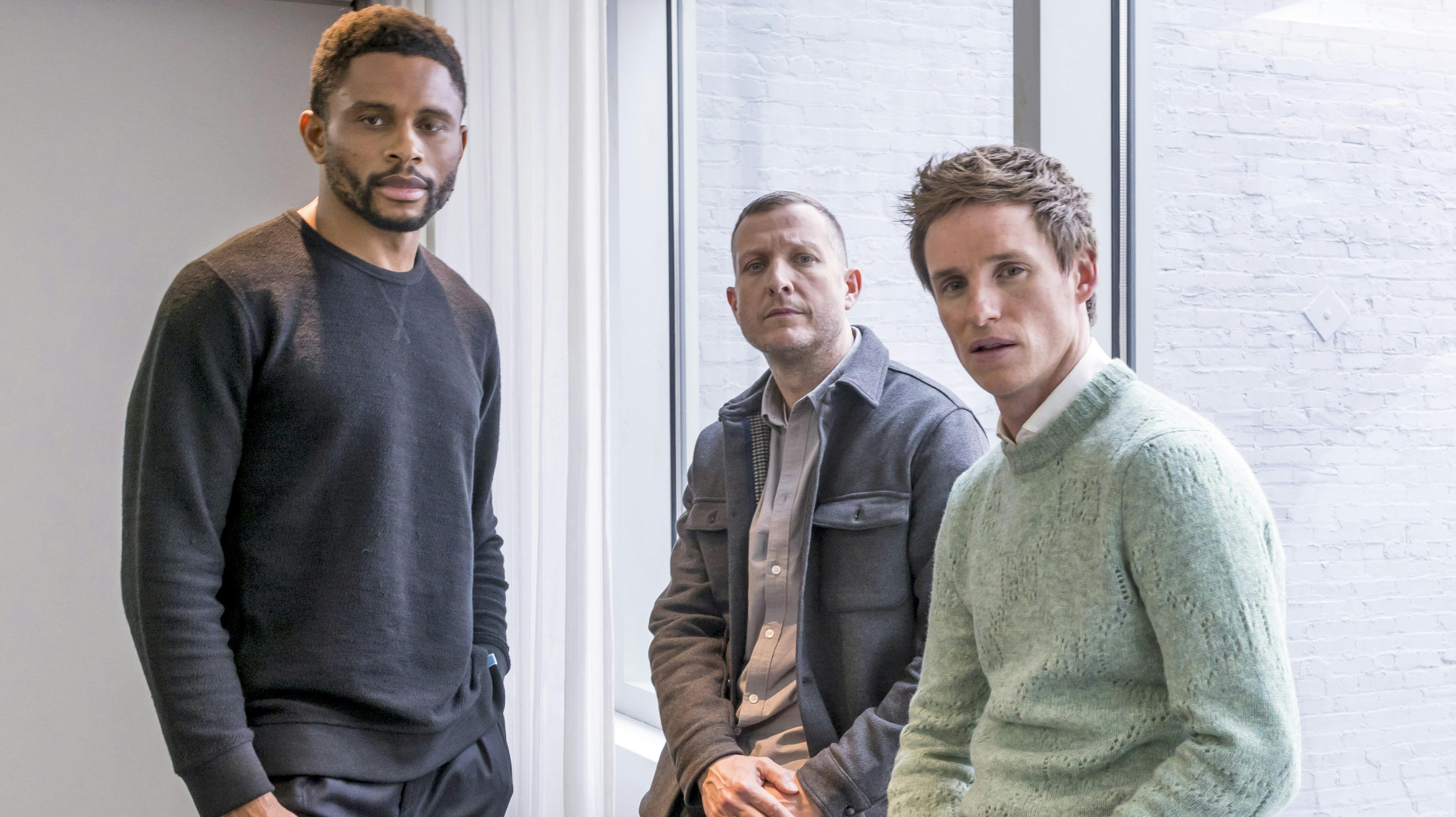 Her ses Eddie Redmayne (til højre) med Nnamdi Asomugha (til venstre) og instruktør Tobias Lindholm.
