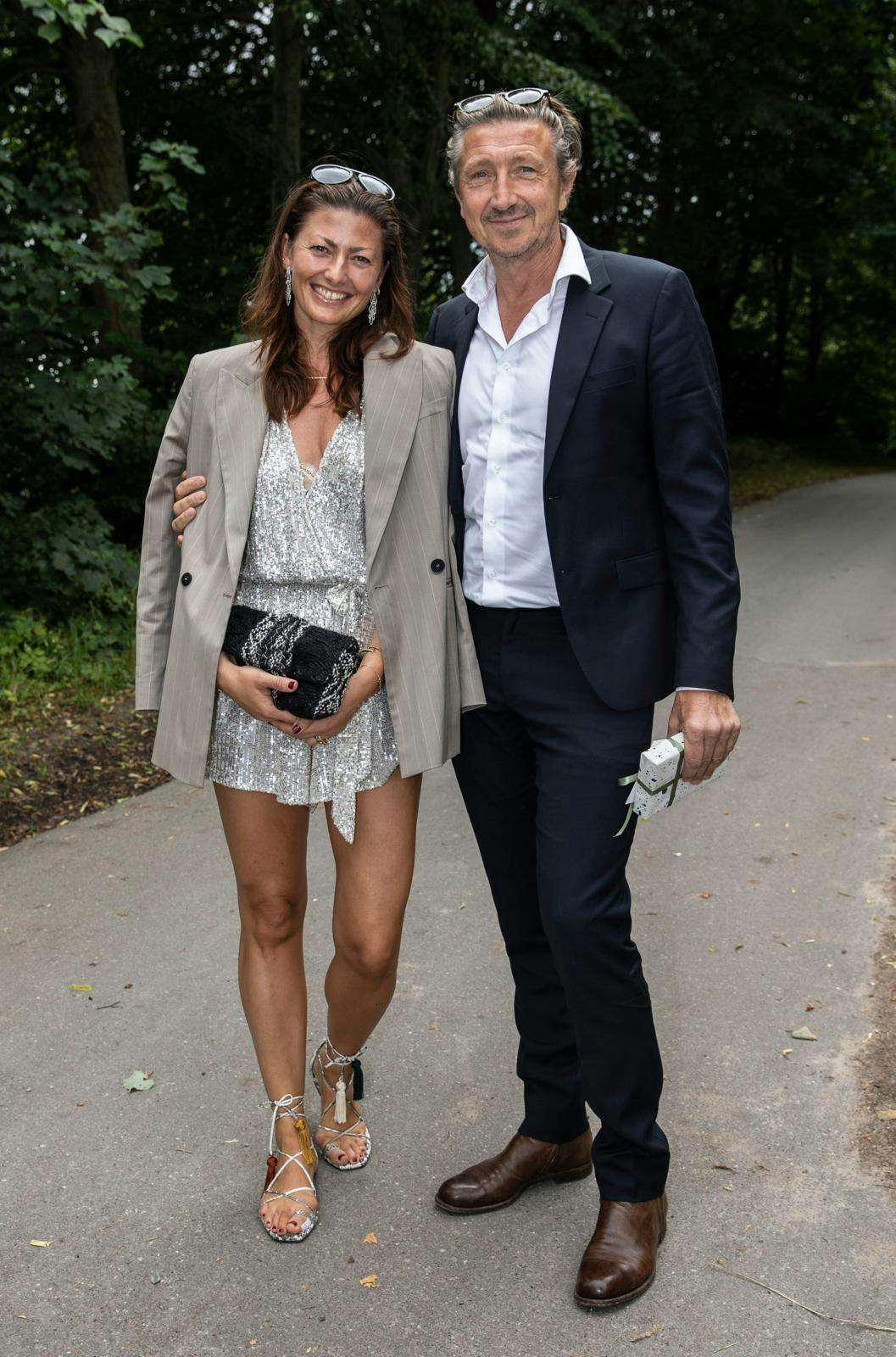 Her ses det lykkelig par til Silas Holst´s bryllup på Nakkehoved Fyrkro i Gilleleje. Mon ikke der snart bliver sendt en invitation den anden vej? Nu har de i hvert fald plads til gæsterne.