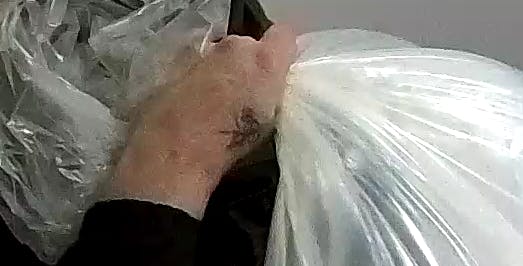 Genkender du den særlige tatovering, som manden har på venstre hånd? Den kan måske føre frem til ham.
