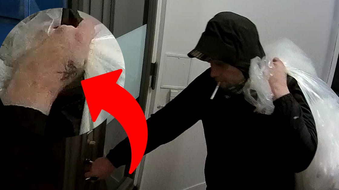 Der er tale om store mængder af medicin, som manden her slæber med sig. På overvågningsbillederne kan man se en særlig tatovering, der måske kan afsløre hans identitet.