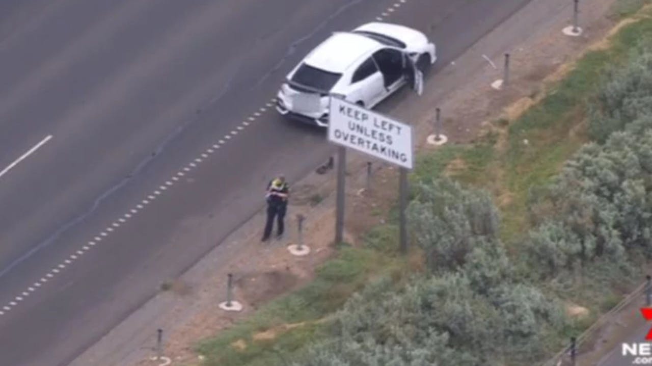 En 30-årig kvinde faldt ud af denne Honda, da den kom kørende på motorvejen. Hendes tilstand er fortsat kritisk.