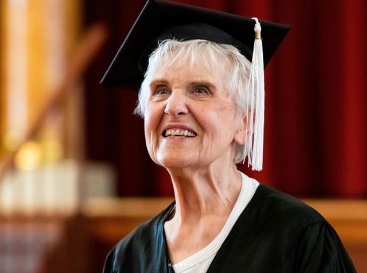 Joyce har i en alder af 90 år fået en bachelor på universitet. 