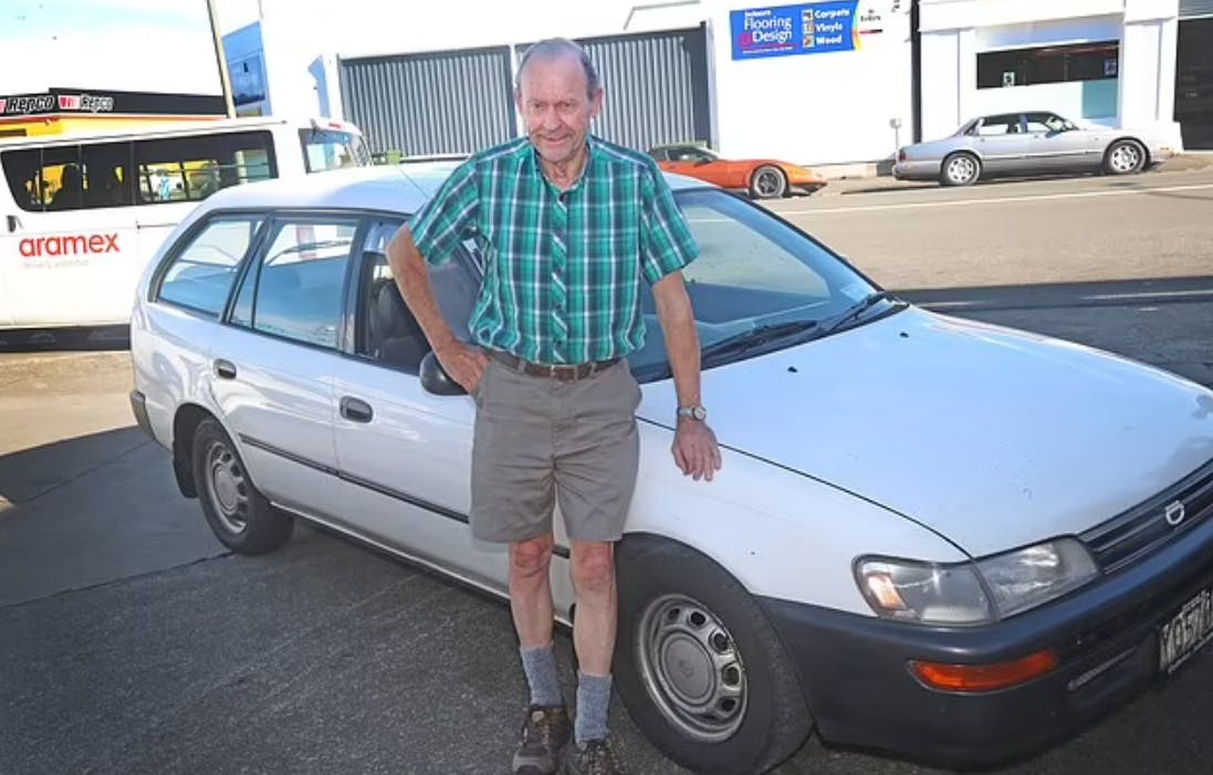 Denne 71-årige mand er ejer af denne flotte Corolla fra 1993, der&nbsp;stadig kører som smurt. Faktisk har den lige rundet 2 million kilometer på vejene – med den originale motor og originale gearkasse vel at mærke.