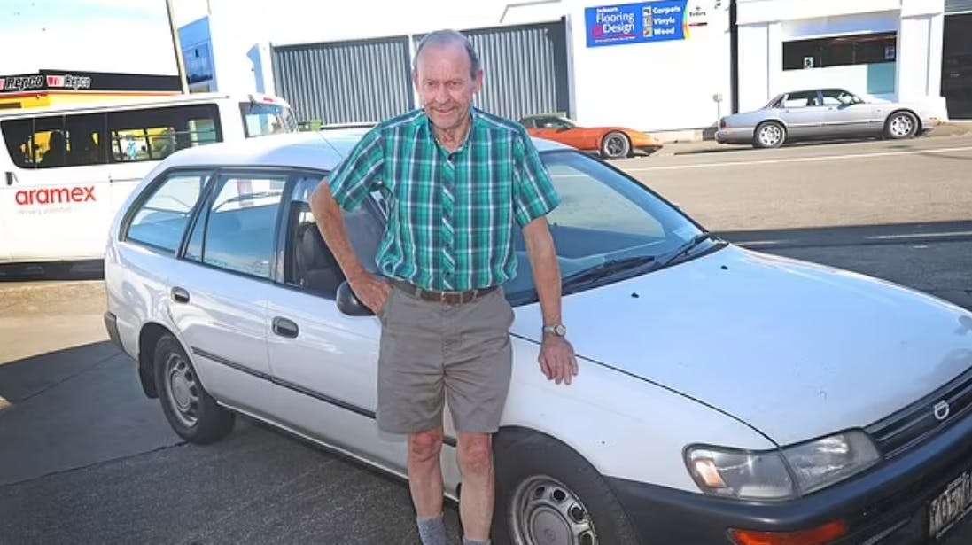 Denne 71-årige mand er ejer af denne flotte Corolla fra 1993, der stadig kører som smurt. Faktisk har den lige rundet 2 million kilometer på vejene – med den originale motor og originale gearkasse vel at mærke.