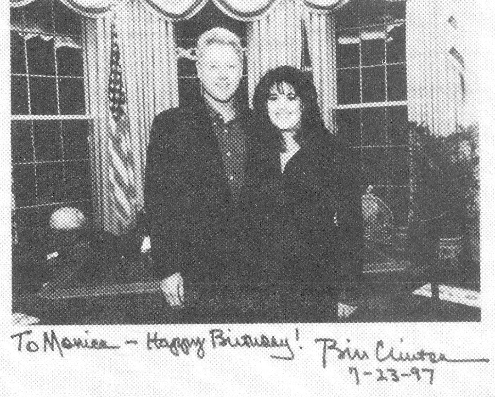 Et foto med en personlig hilsen, som Bill Clinton gav til Monica Lewinsky i anledning af hendes fødselsdag i 1997. 
