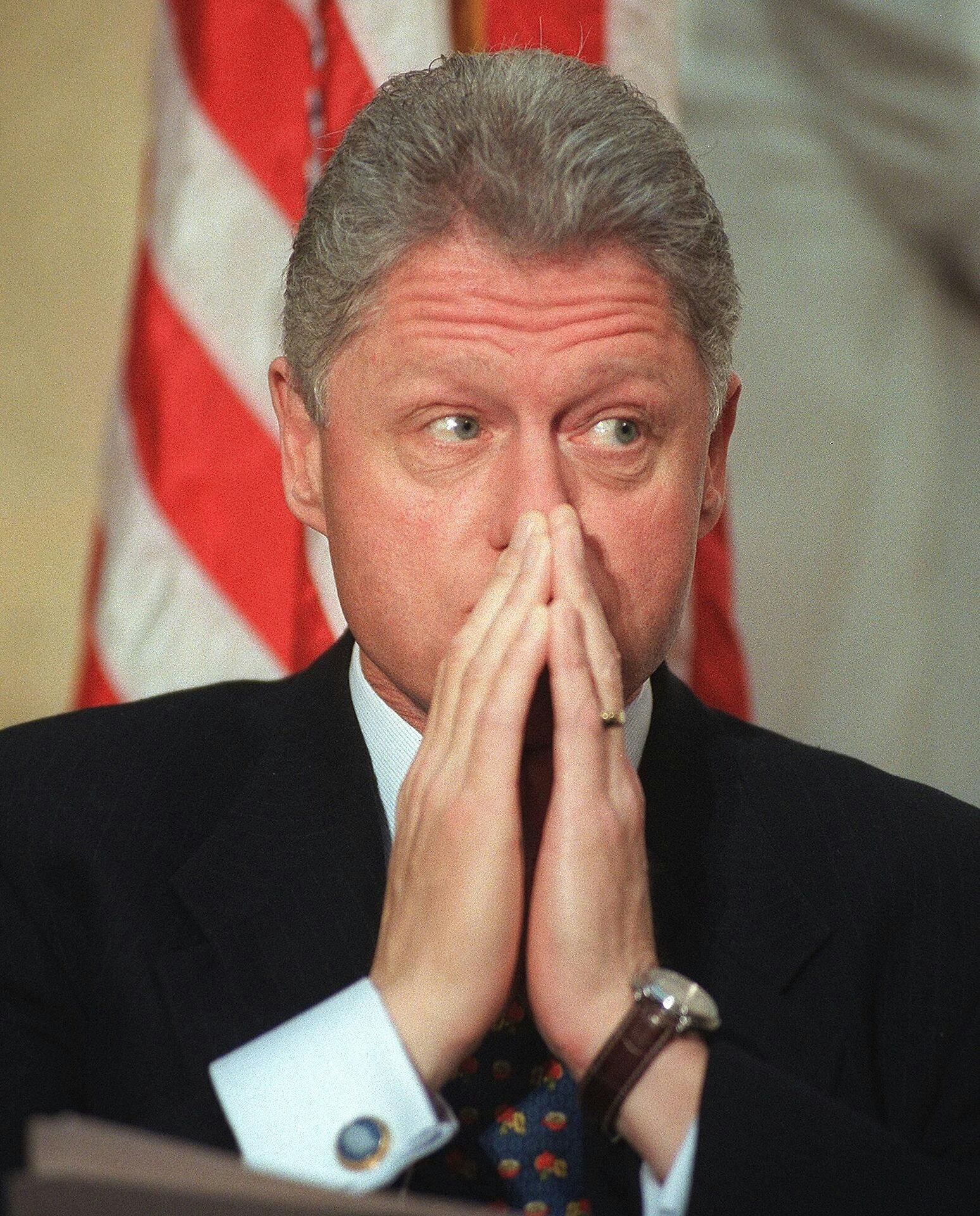 Flere gange forsøgte Bill Clinton at bedyre sin uskyld - men til sidst måtte han krybe til korset.&nbsp;

