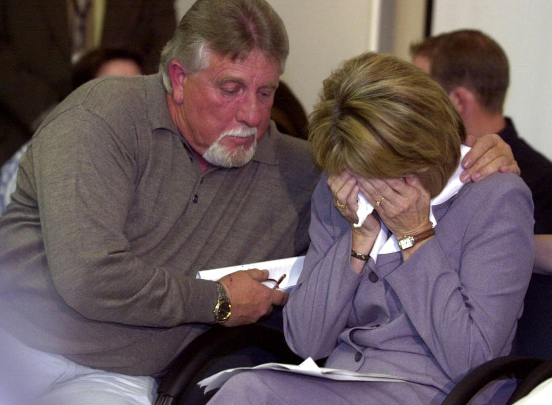 Lacis mor Sharon Rocha bliver trøstet af sin mand Ron Grantski efter nyheden om, at deres datter er død. 