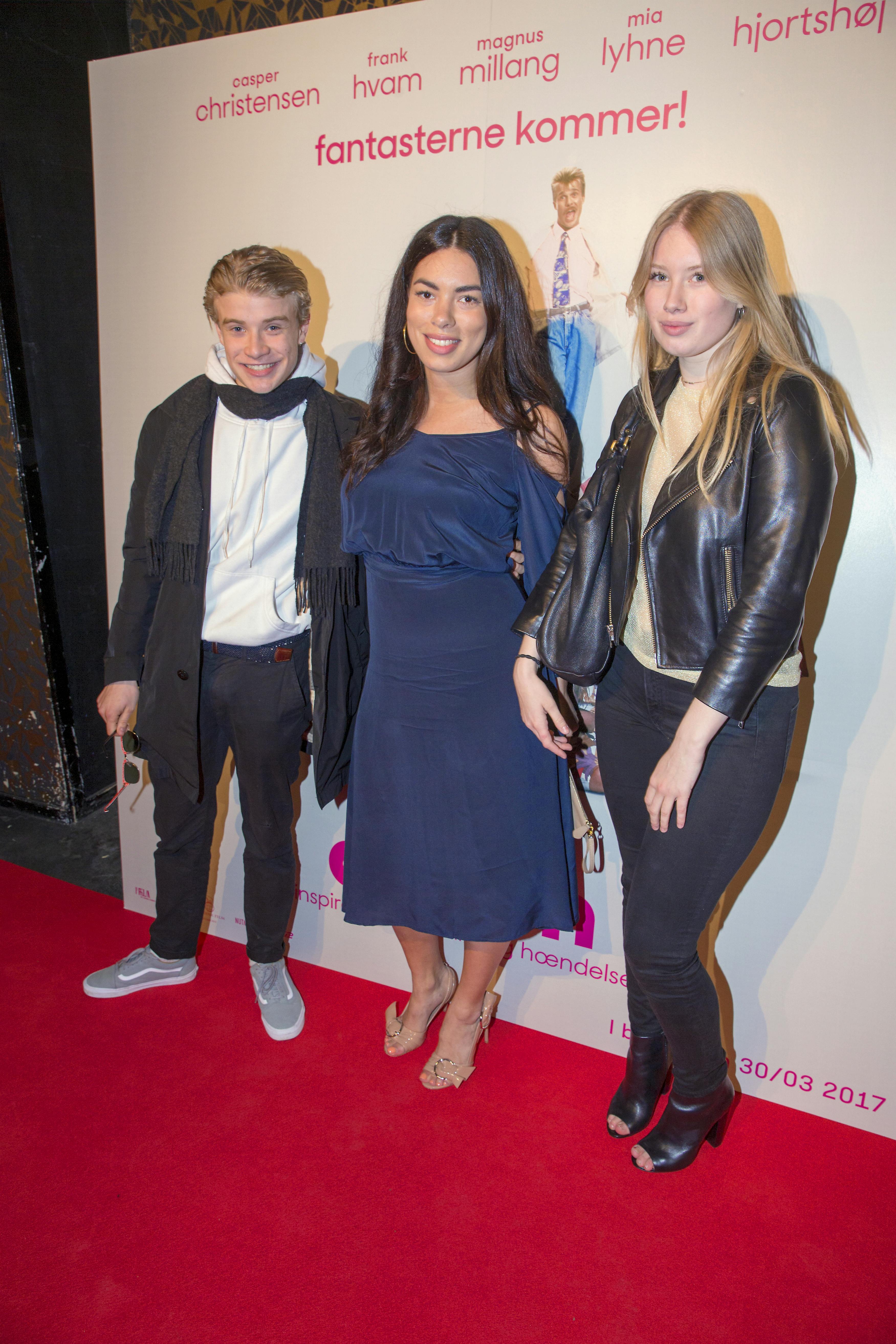 Marvin og Cajsa Christensen på den røde løber sammen med deres bonusmor Isabel Christensen til premiere på Casper Christensen og Frank Hvams flopfilm "Dan Dream". 