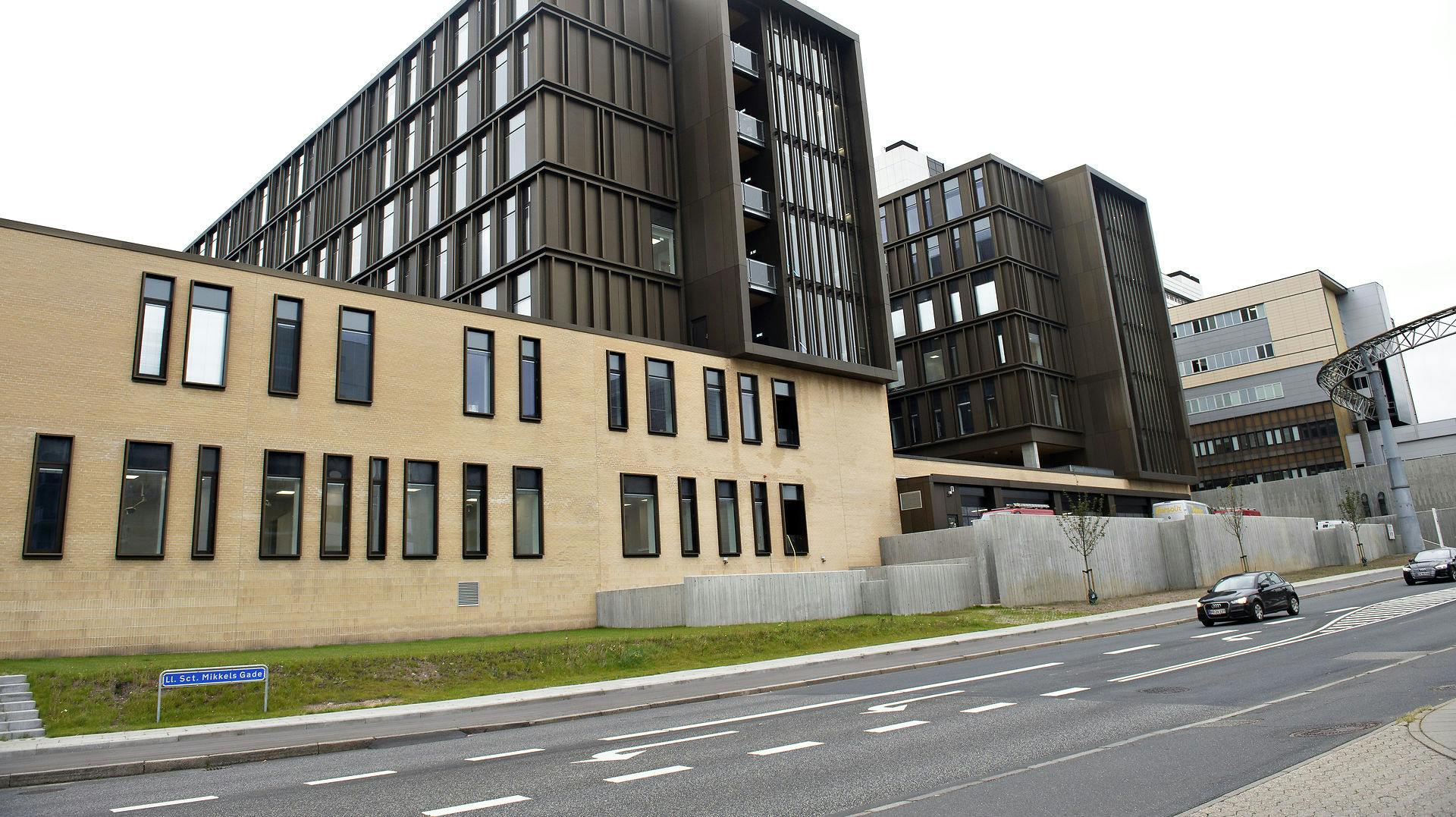 Anklagemyndigheden mener, at en 30-årig læge seksuelt krænkede tre patienter på Regionshospitalet i Viborg.