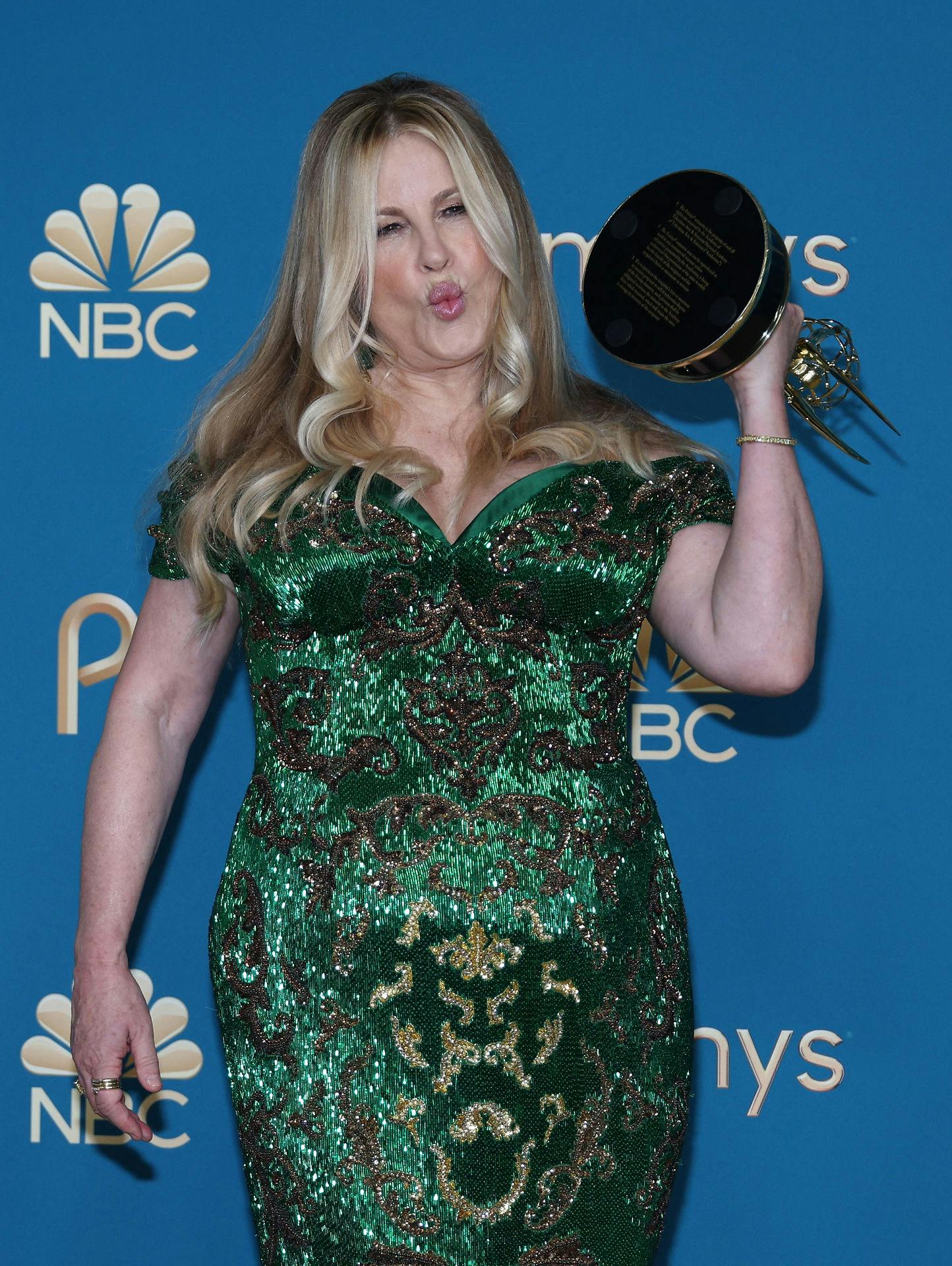 Jennifer Coolidge kunne løfte sin Emmy-statuette, da hun tidligere i år blev honoreret for sin eminente præstation i "White Lotus".&nbsp;
