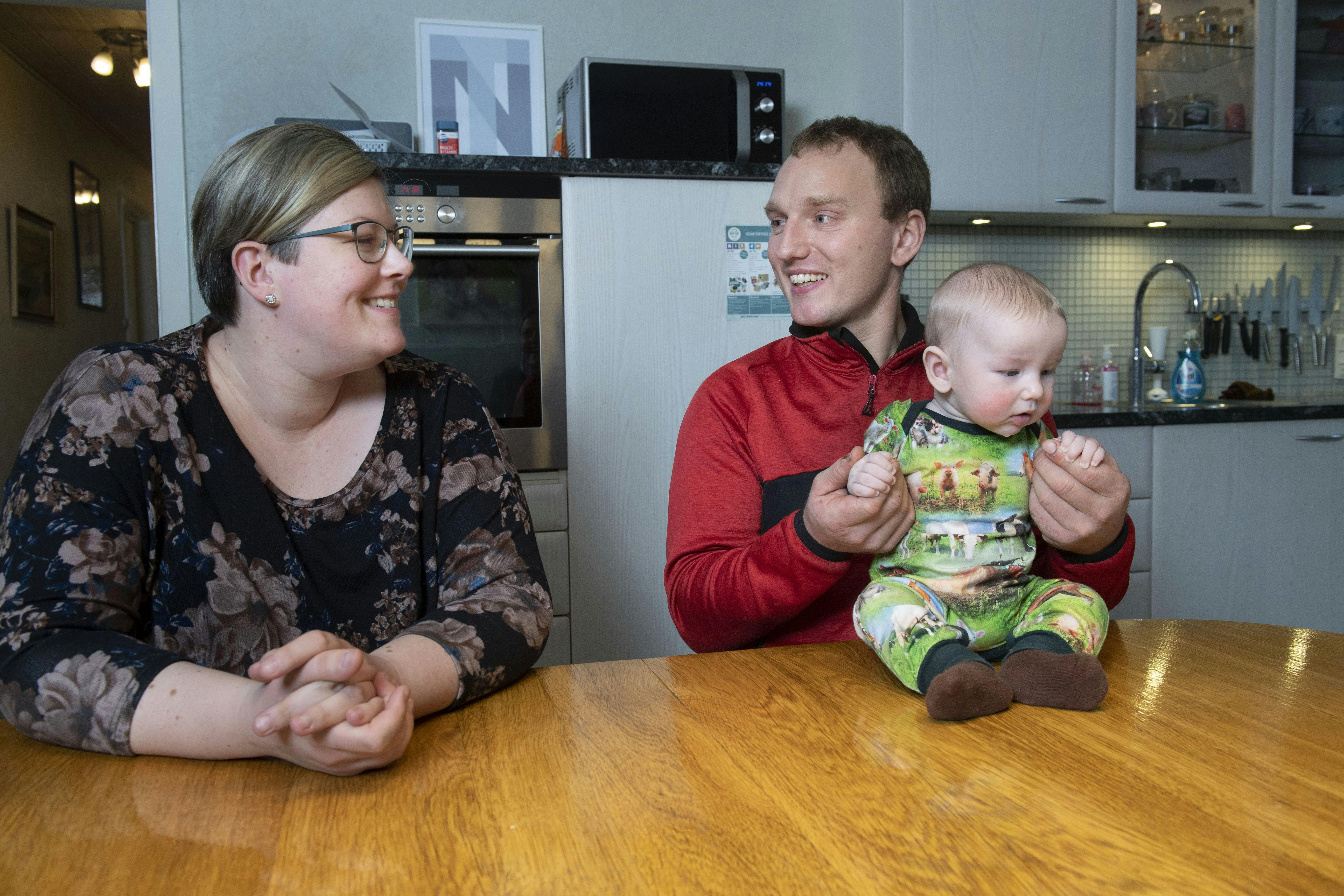 Thomas og Nicoline sammen med deres søn Svend.&nbsp;
