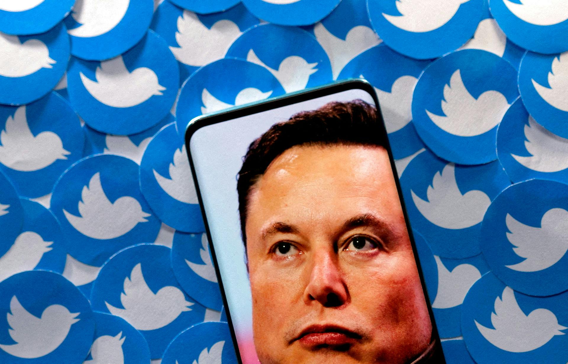 Elon Musk opfører sig som en gigantisk "smadremand", efter han købte Twitter alt for dyrt. Men kan han redde det sociale medier? Eller er han i fuld gang med at ødelægge det?