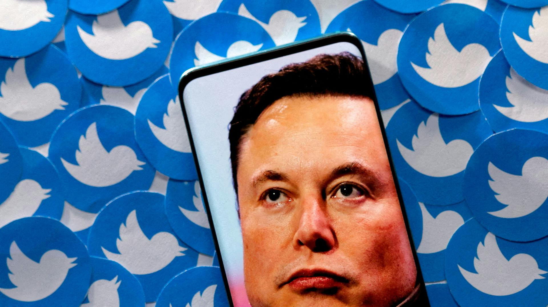 Elon Musk opfører sig som en gigantisk "smadremand", efter han købte Twitter alt for dyrt. Men kan han redde det sociale medier? Eller er han i fuld gang med at ødelægge det?