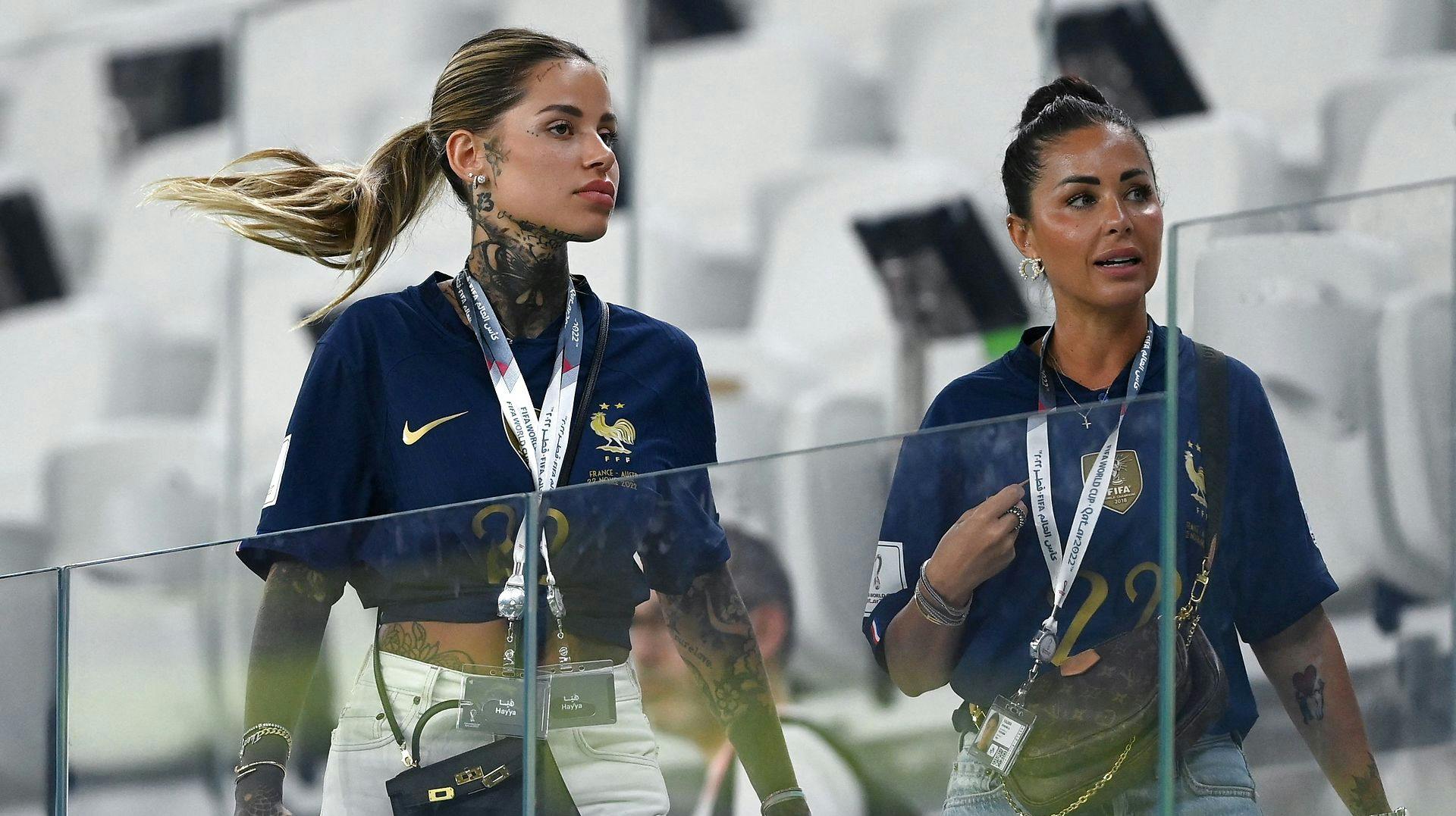 Mange koner og kærester er på plads, når deres partnere spiller VM-semifinaler i Qatar. 