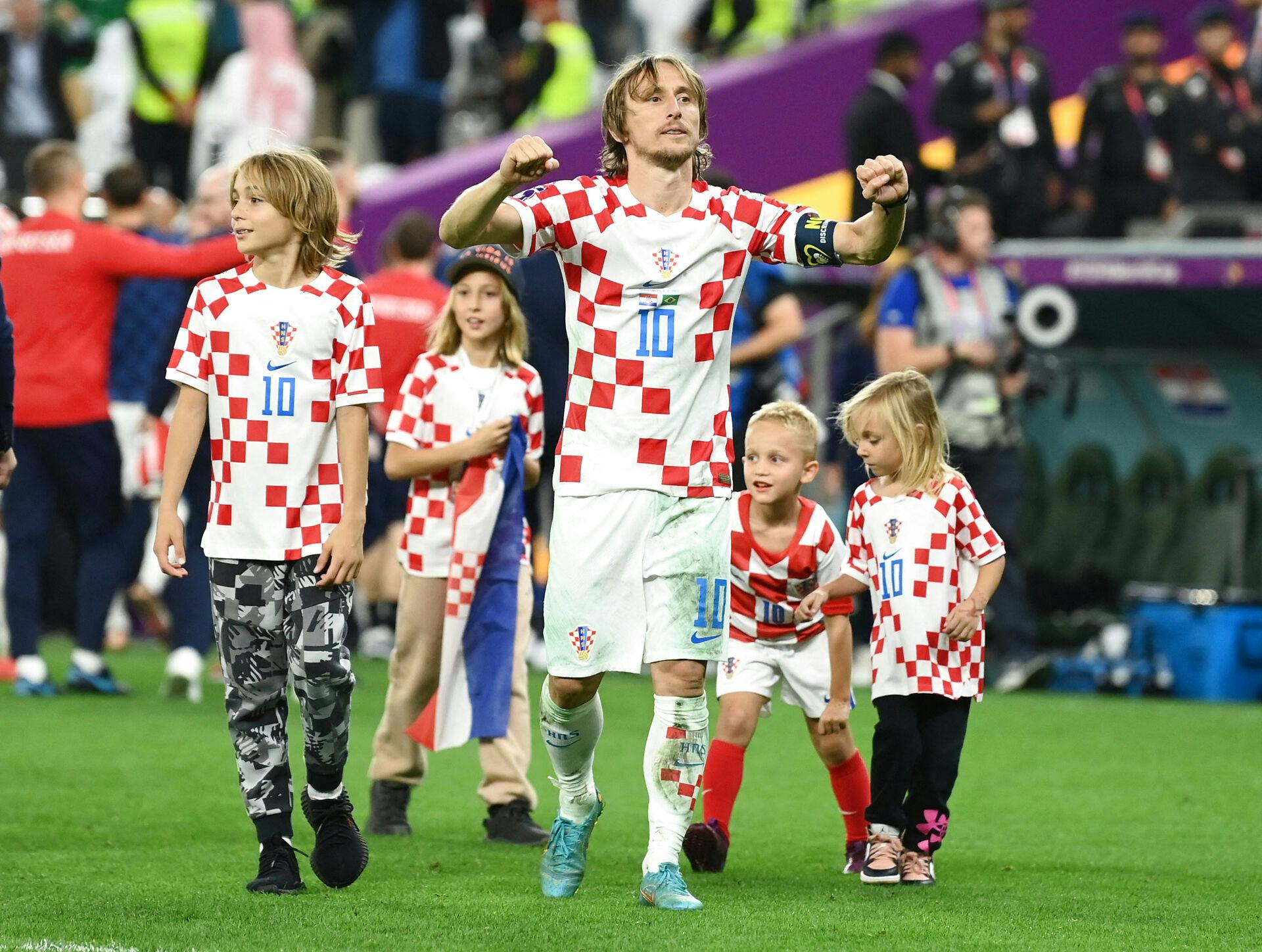 Med familien på lægterne kæmper Luka Modric for at føre landet til guldet ved VM i Qatar.