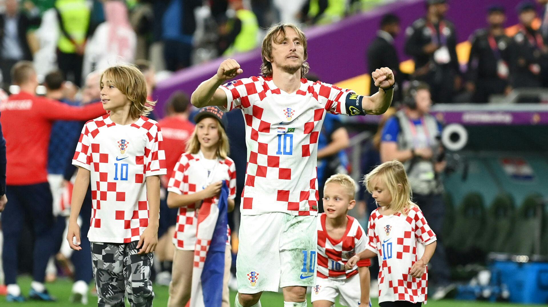 Med familien på lægterne kæmper Luka Modric for at føre landet til guldet ved VM i Qatar.