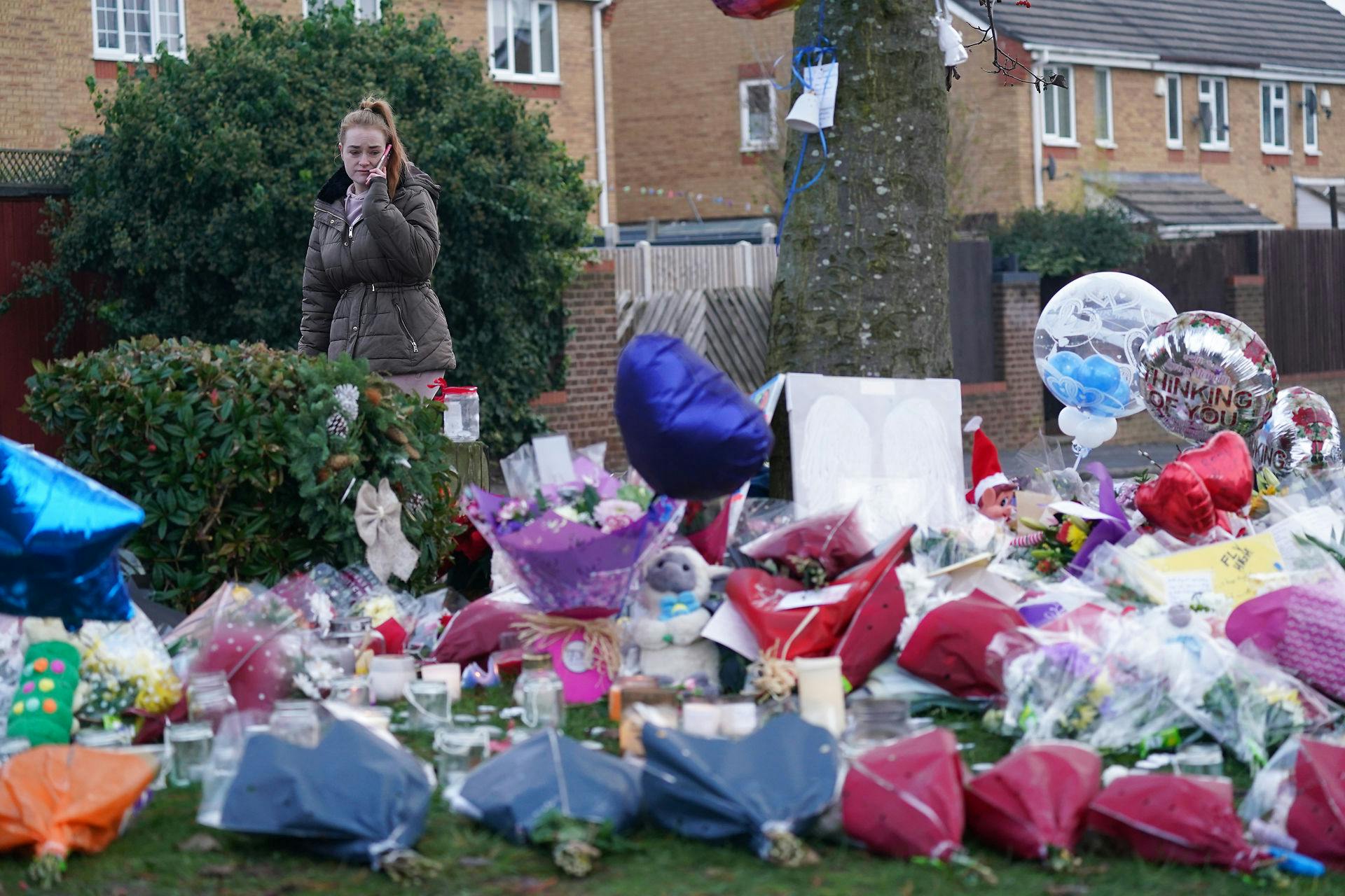 Blomsterhavet vokser i Solihull efter søndagens forfærdelige tragedie. 