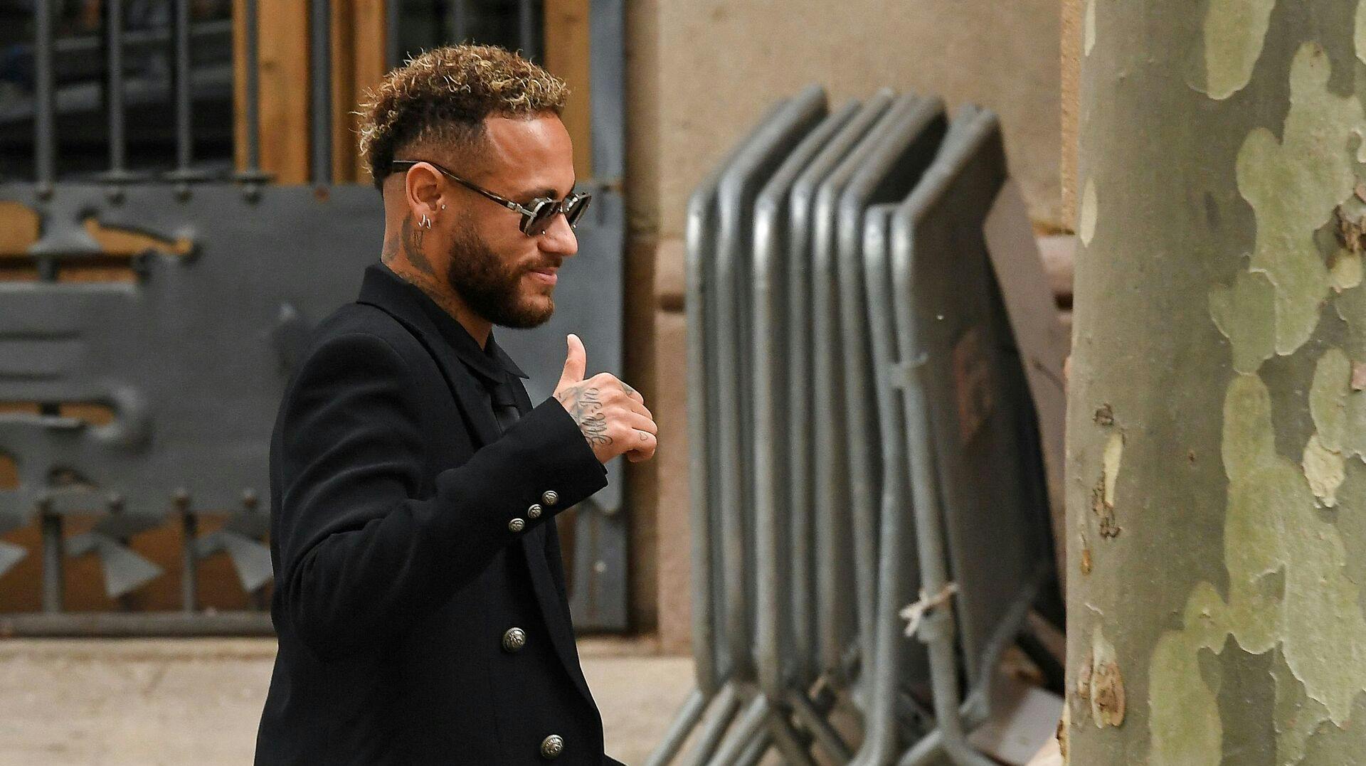 Neymar på vej fra retten i Barcelona tilbage i oktober. 