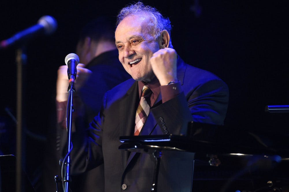 Angelo Badalamenti vandt en Grammy i 1991 for temamusikken til kultserien "Twin Peaks". 11. december døde han - 85 år gammel.