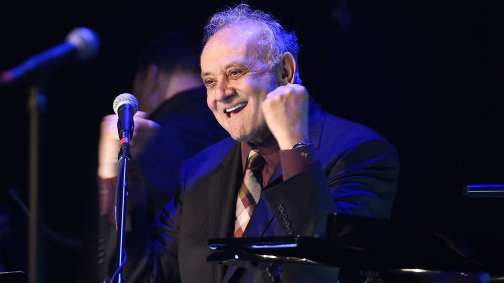 Angelo Badalamenti vandt en Grammy i 1991 for temamusikken til kultserien "Twin Peaks". 11. december døde han - 85 år gammel.