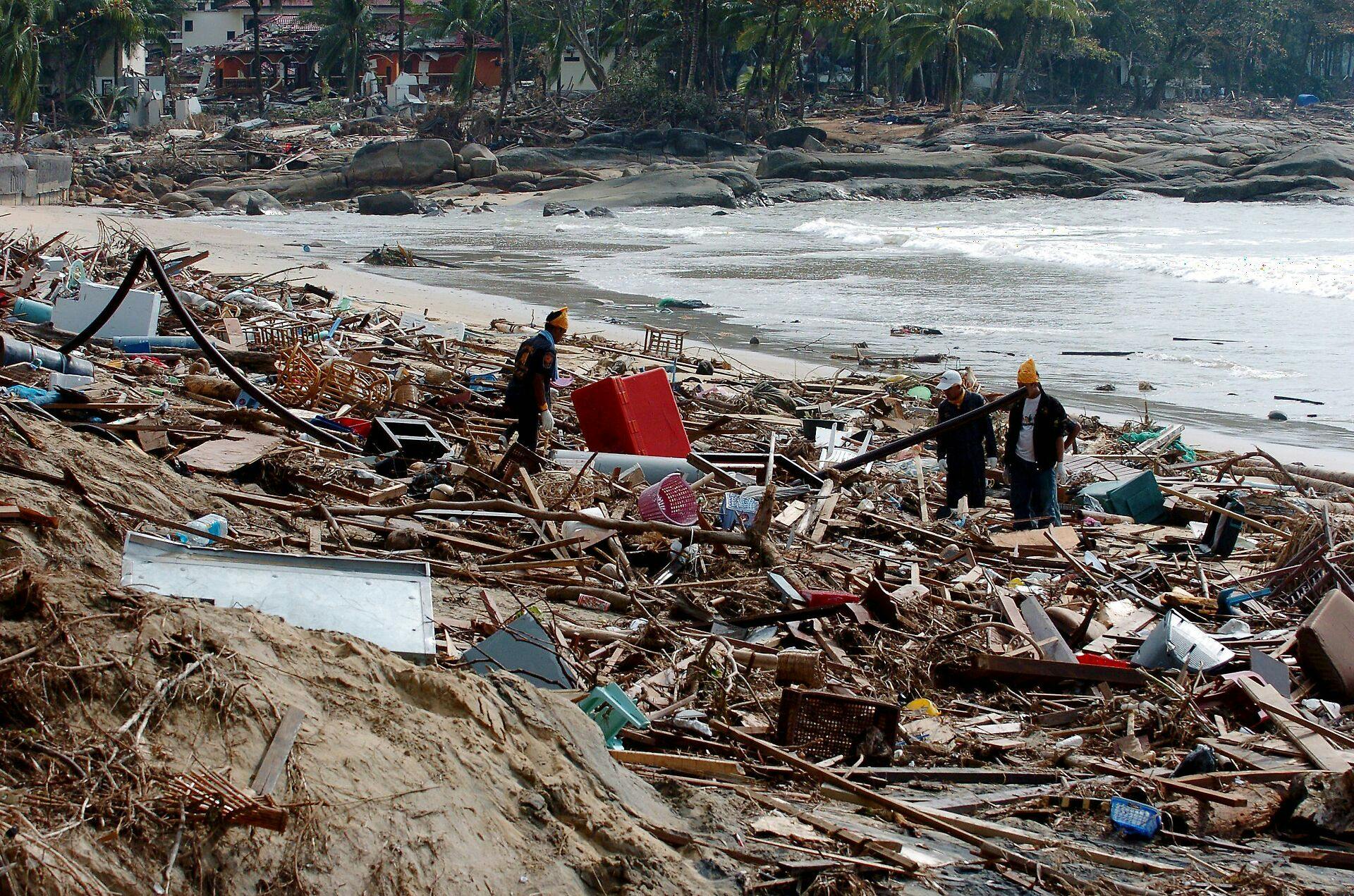 Ødelæggelserne var enorme efter tsunamien. Her ses stranden i Khao Lak.