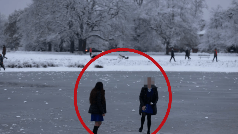 Det er dette billede, der har fået folk til at rase: Billedet viser to piger, der leger på den frosne sø.