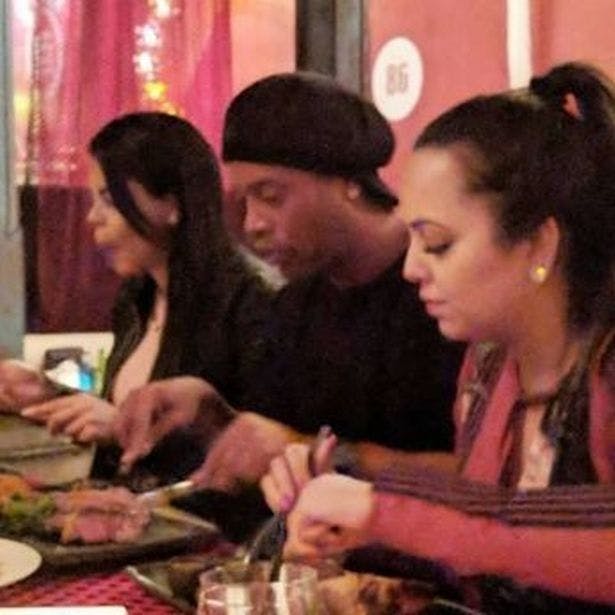 Ronaldinho er flere gange blevet set med de to kvinder i offentligheden.