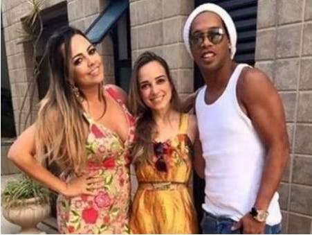 Ronaldinho med både Prescilla Coelho og Beatriz Souza.