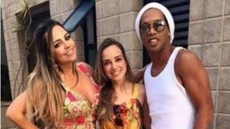 Ronaldinho med både Prescilla Coelho og Beatriz Souza.