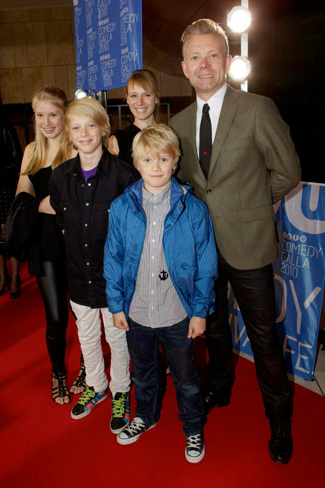Casper Christensen på den røde løber til "Zulu Comedy Galla" i 2010 sammen med sin daværende kæreste Iben Hjejle og deres sammenbragte børneflok bestående af Cajsa, Marvin og William de Waal. 