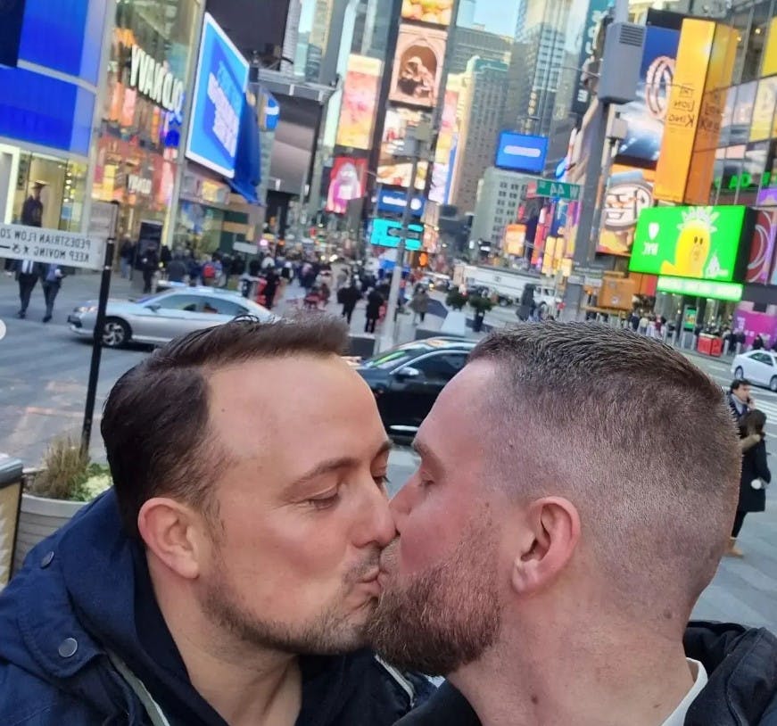 Mange mennesker hylder nu parrets kærlighed til hinanden. 