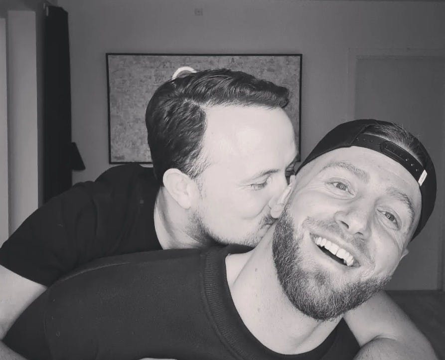 Parret nægter at skjule deres kærlighed. 