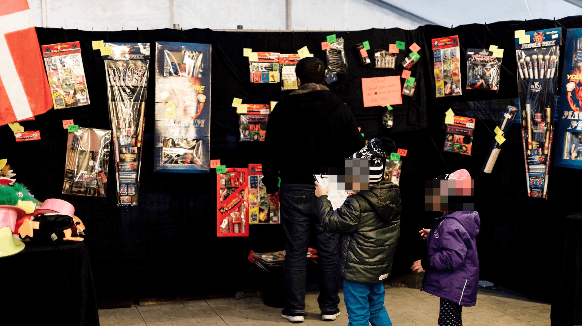 Børn er ofte med på indkøb, når fyrværkeriet skal hentes hjem. Men de får også lov til at fyre det af, afslører nye tal.