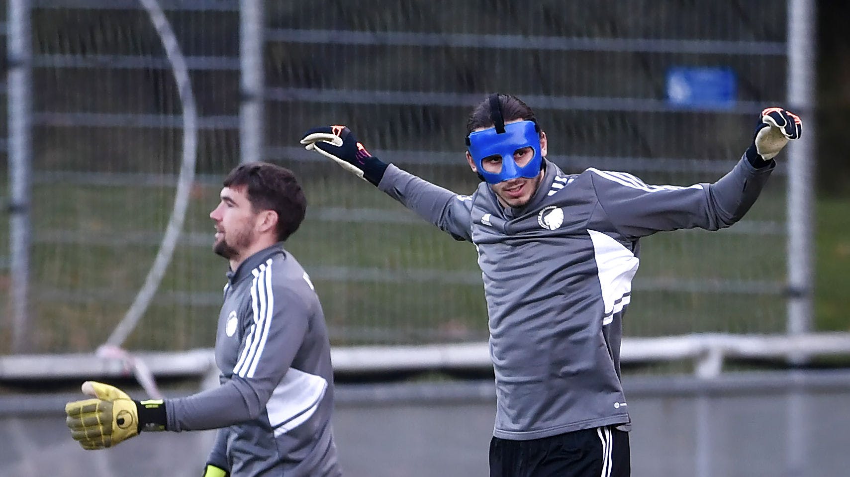 Der bliver nok ikke sagt mange ord mellem Matthew Ryan (tv.) og Kamil Grabara (th.), når de vender tilbage på træningsbanen for FCK.