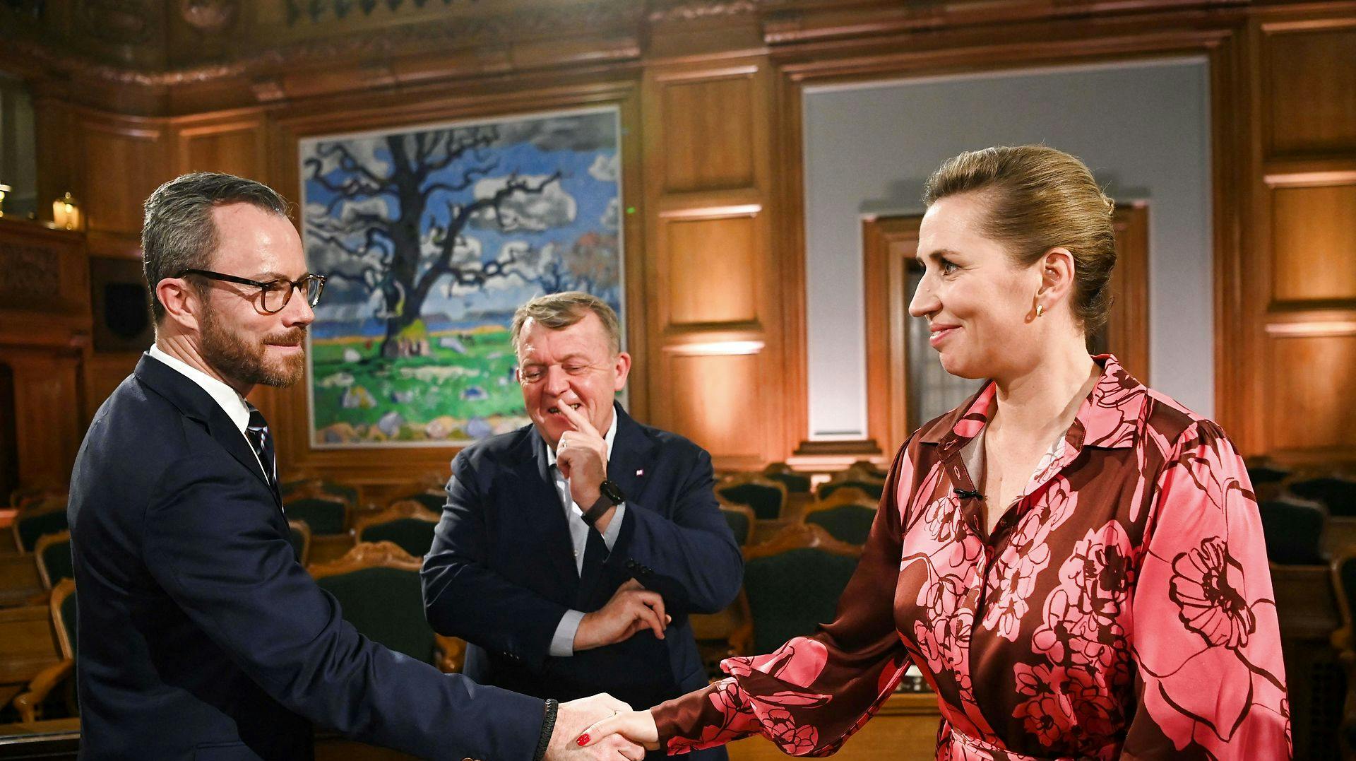 Mette Frederiksen, Jakob Ellemann-Jensen og Lars Løkke Rasmussen træder ind på Amalienborg klokken 10.